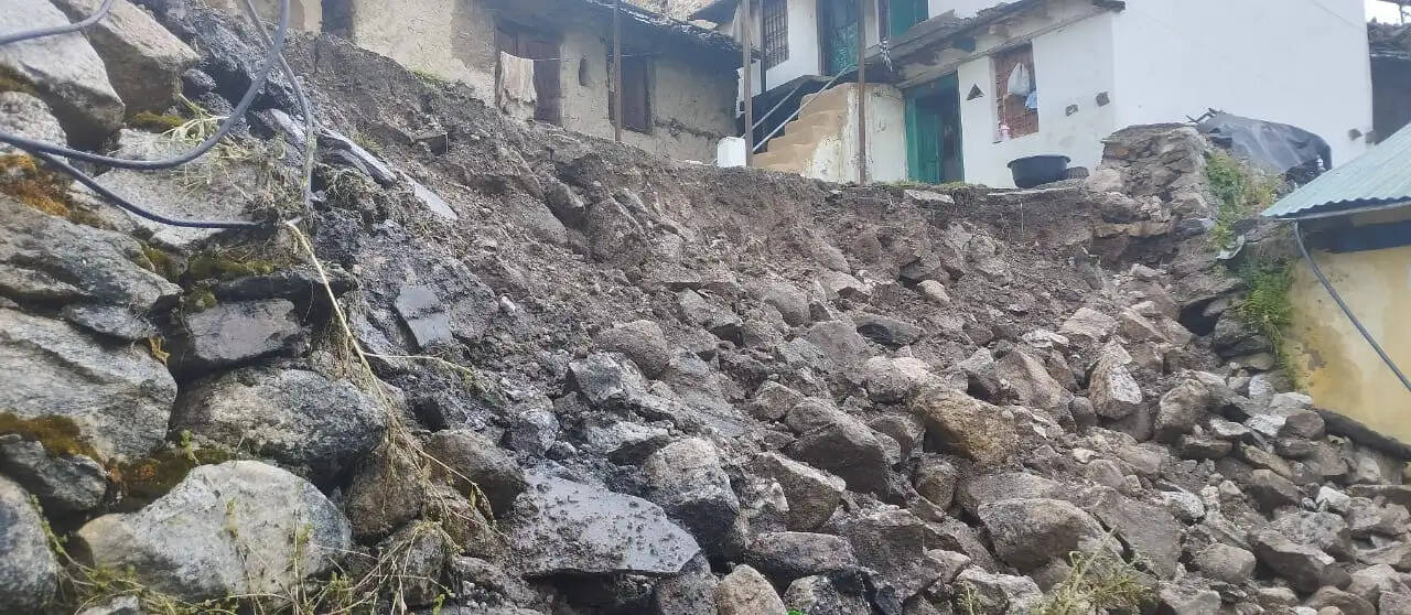 द्रोणागिरी में बारिश का कहर, सात मकान भूस्खलन की जद में