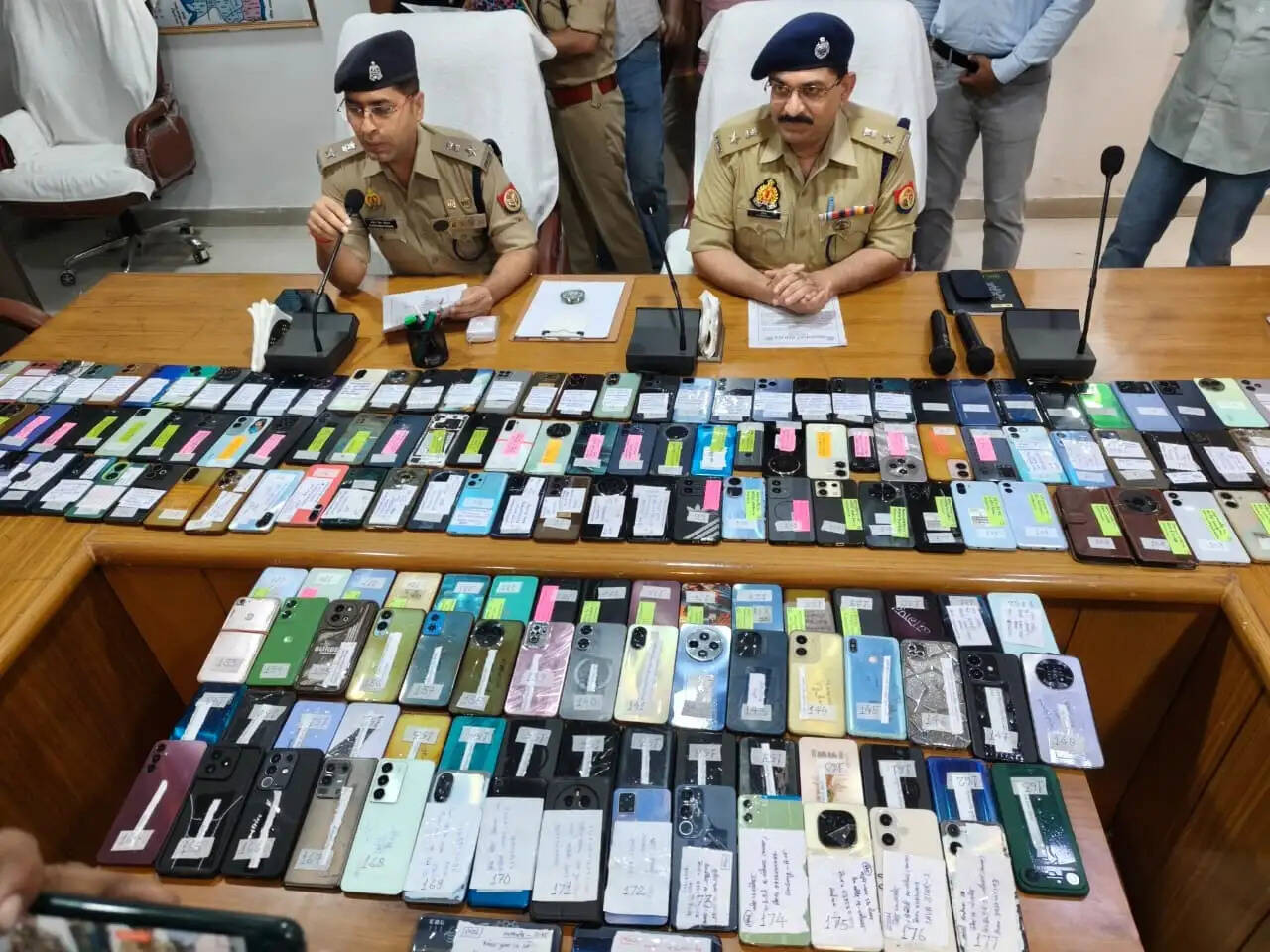बागपत पुलिस ने 179 खोए मोबाइल बरामद किये, लाेगाें काे लाैटाए