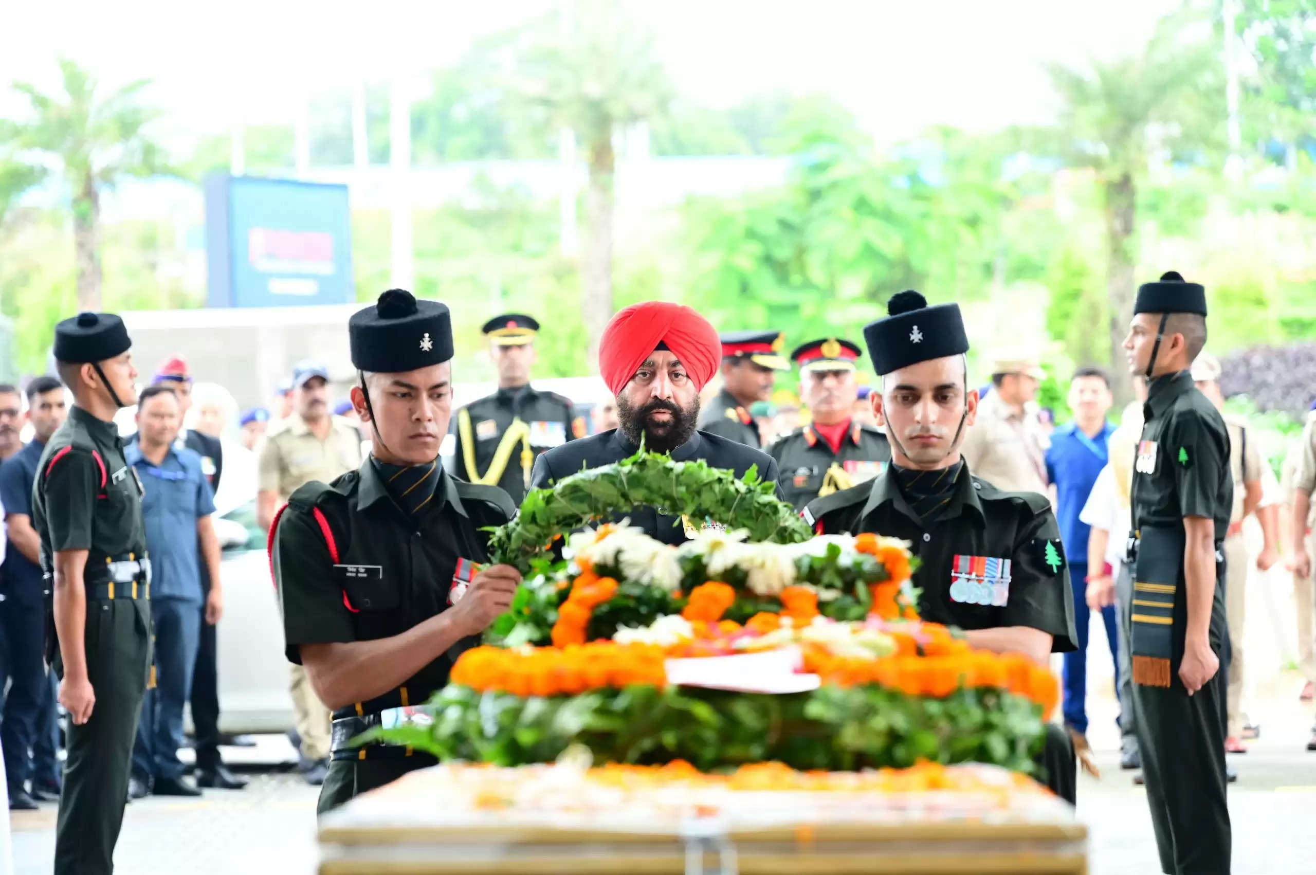 आतंकी मुठभेड़ में बलिदानी कैप्टन दीपक सिंह का शव पहुंचा देहरादून, राज्यपाल व मुख्यमंत्री ने दी श्रद्धांजलि