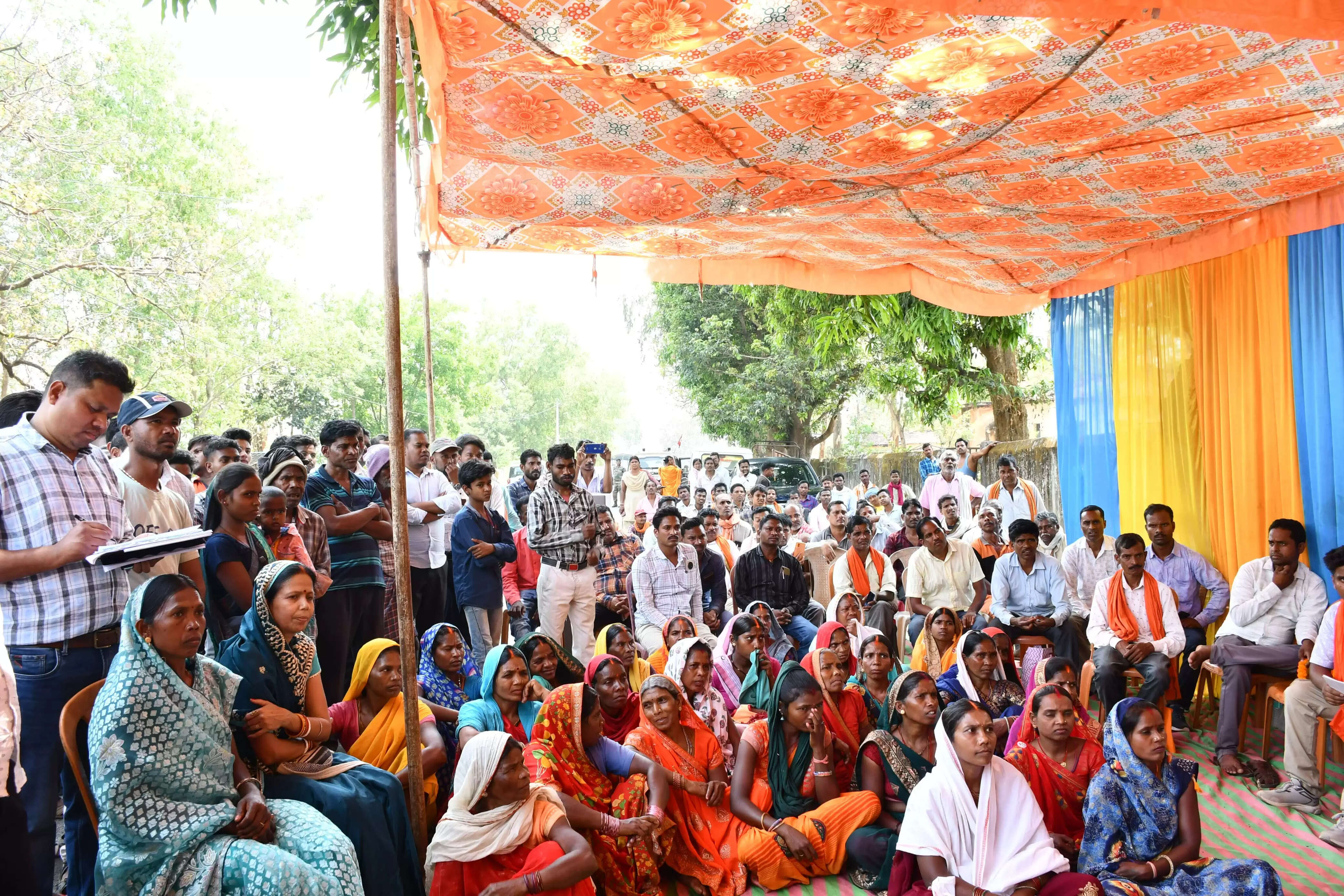 बलरामपुर जिले के एक दिवसीय दौरे पर नेताम, ग्रामीणों से मिल पीएम आवास प्लस का किया सर्वे