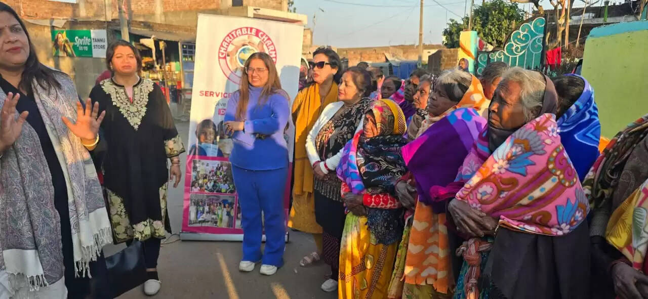 चैरिटेबल चार्म्स ने जरूरतमंद लोगों में बांटा कंबल