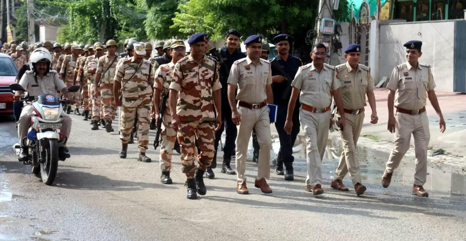 हिसार : पुलिस ने अर्धसैनिक बल सहित शहर में किया फ्लैग मार्च