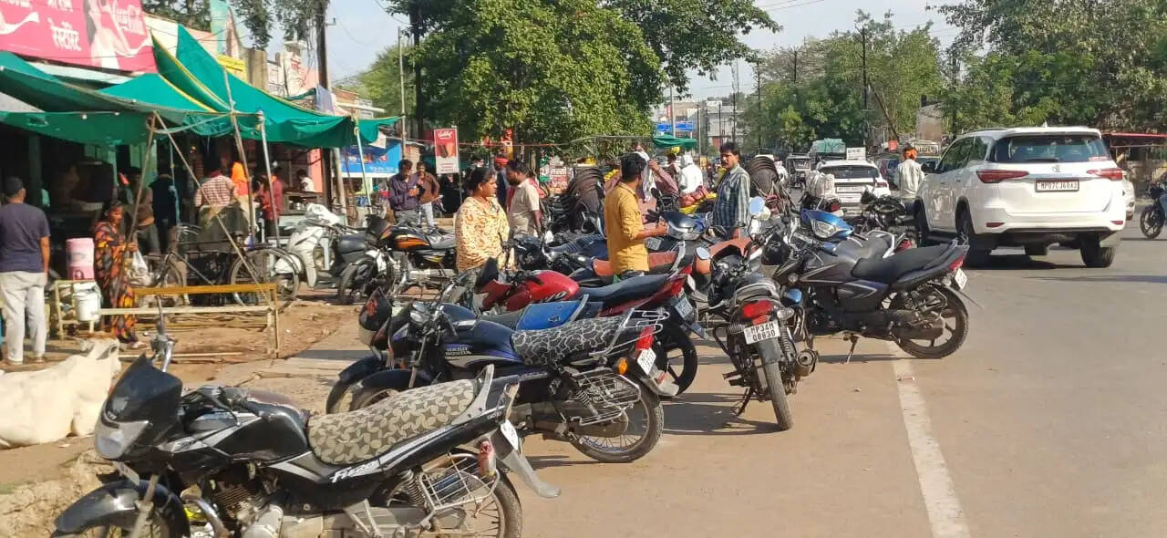 दमोह : फुटपाथों पर अतिक्रमण का कब्जा, सड़क पर चलने को मजबूर पैदल यात्री