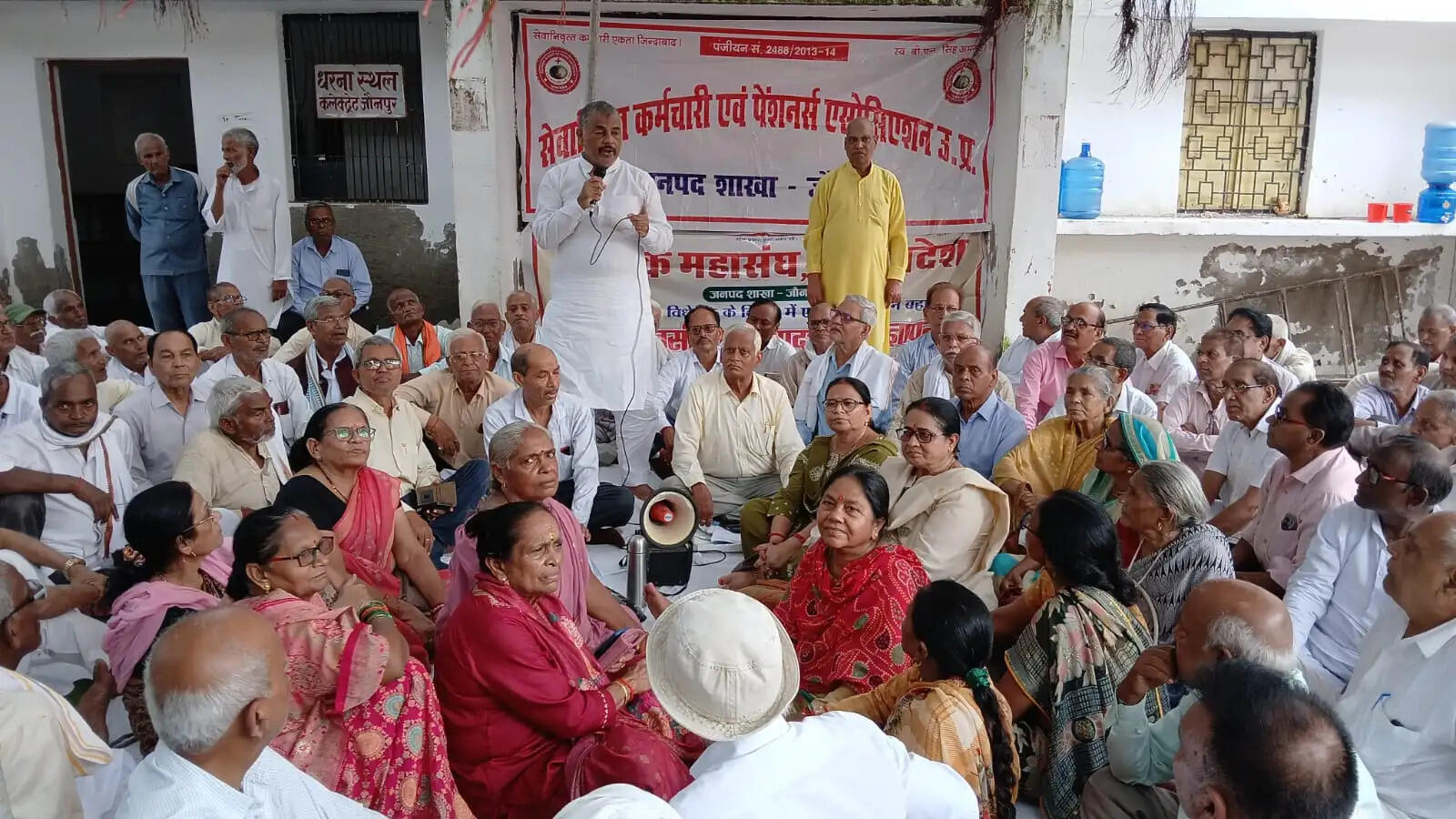 जौनपुर में पेंशनर्स ने धरना देकर केंद्र सरकार की नीतियों का किया विरोध