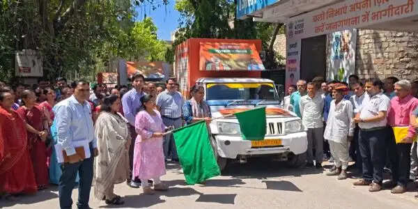 ग्राम रथ अभियान के तहत विकास रथों को जिला कलेक्टर ने दिखाई हरी झंडी, विधानसभा वार किए रवाना