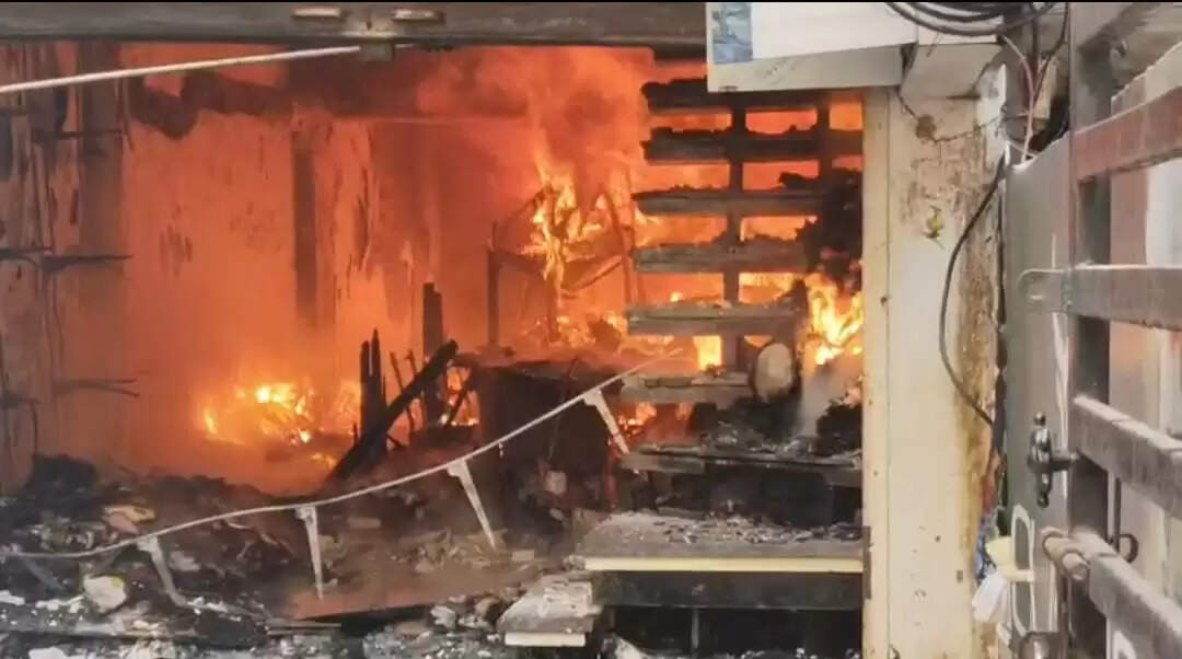 जबलपुर : कपड़े के गोदाम में लगी भीषण आग, आग बुझाने में लगी 12 से ज्यादा दमकल वाहन