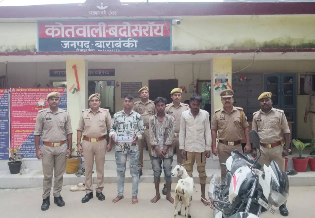 पुलिस ने तीन अंतरजनपदीय चोरों को दबोचा, चोरी की बाइक व असलहा बरामद