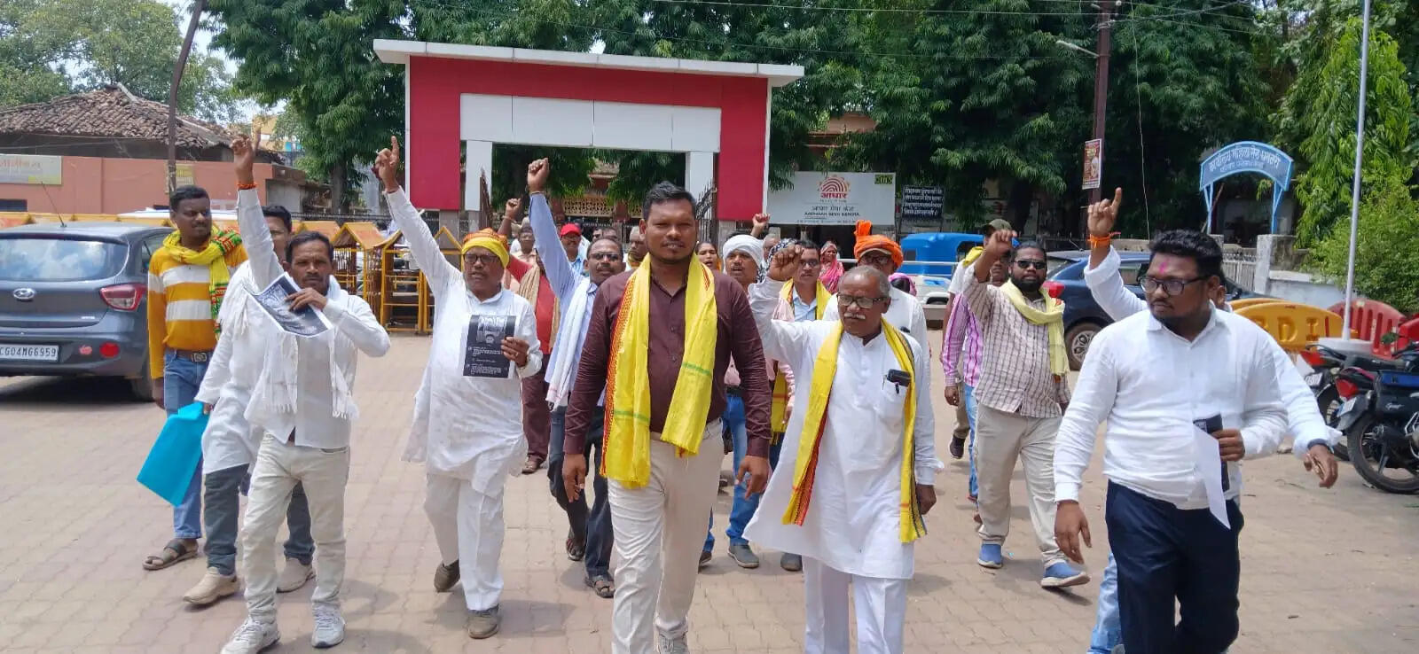 ‘वनवासी’ शब्द पर आदिवासी समाज का विरोध, संस्कार सतपती पर एफआईआर की मांग को लेकर सौंपे ज्ञापन
