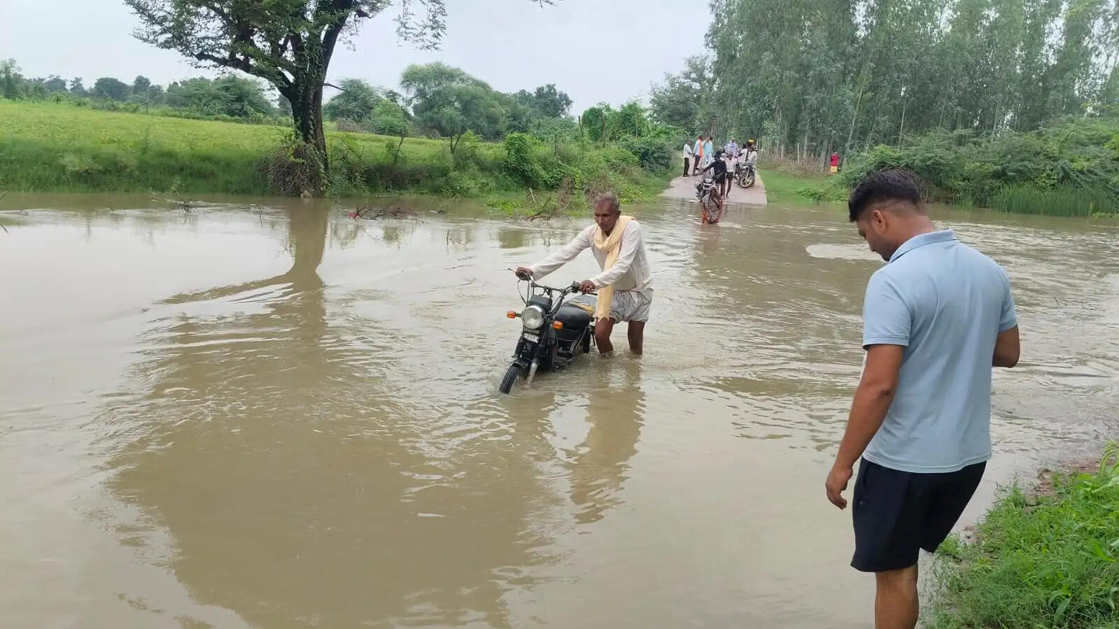 हमीरपुर : इचौली-खन्ना मार्ग के नालों में बारिश से आया उफान, छह गांवों का कटा संपर्क