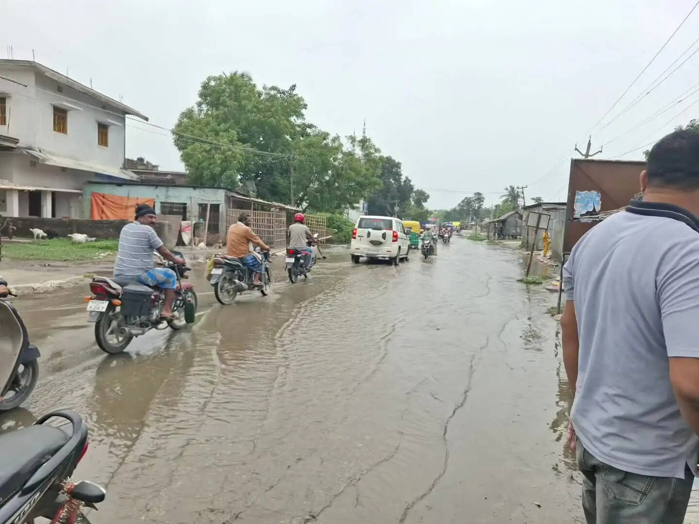 विधायक ने रामपुर में जल जमाव इलाके का लिया जायजा, अधिकारियों को निराकरण का दिया निर्देश