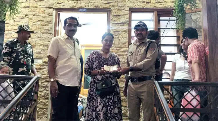 खोया पर्स सकुशल लौटाकर पुलिस ने जीता श्रद्धालु का दिल