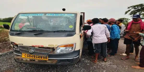 मजदूरों से भरी पिकअप पुलिया के डिवाइडर से टकराई, 13 घायल