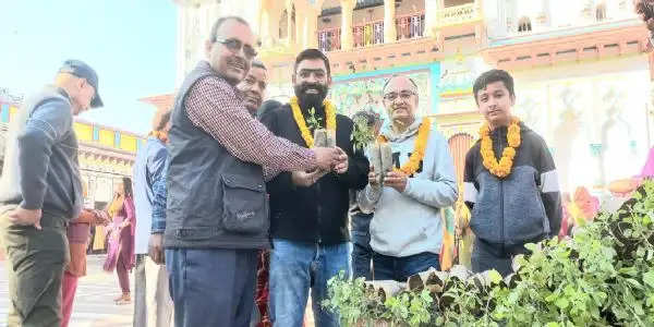 तुलसी दिवस पर जानकी मंदिर में भक्तों के बीच किया तुलसी पौधा का वितरण