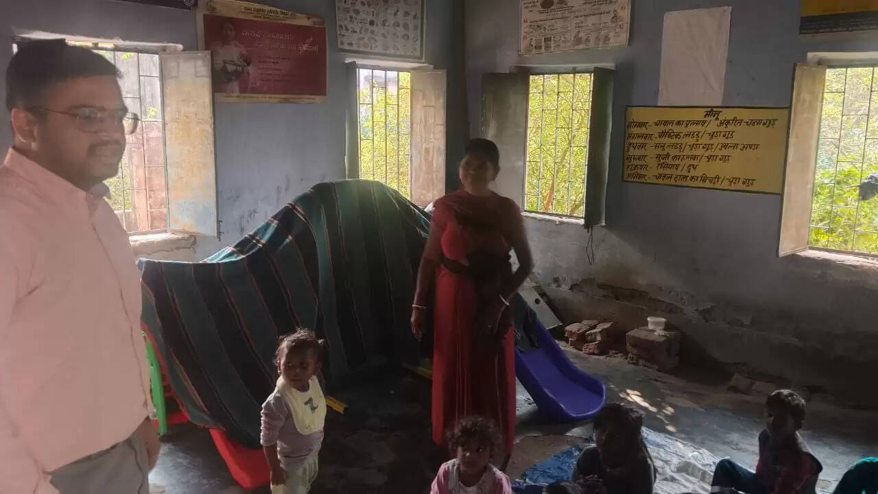 औचक निरीक्षण में अनुपस्थित सेविका और महिला पर्यवेक्षिका का वेतन बंद