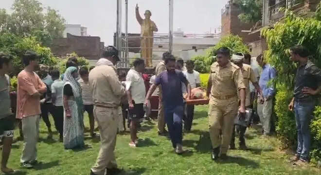 अंबेडकर पार्क में वृद्ध ने चाकू से काटा गला, हालत गंभीर