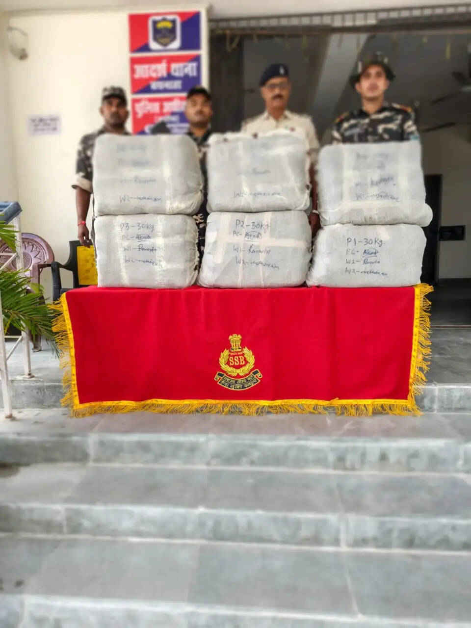 एसएसबी और बथनाहा पुलिस की संयुक्त कार्रवाई में गांजा और कार जब्त