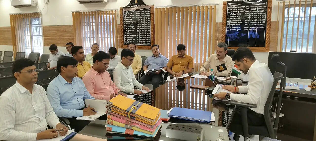 ग्रामीण विकास योजनाओं में तेजी लाने के निर्देश, अधूरे आवास इसी माह होंगे पूरे