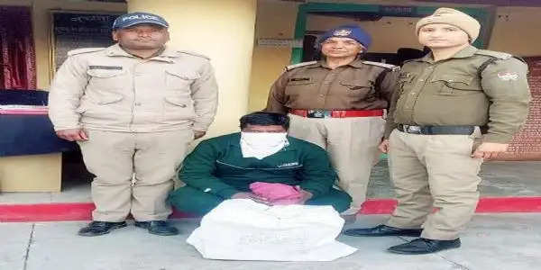 खैरना व चौकी पुलिस ने पकड़ी अवैध शराब की बिक्री