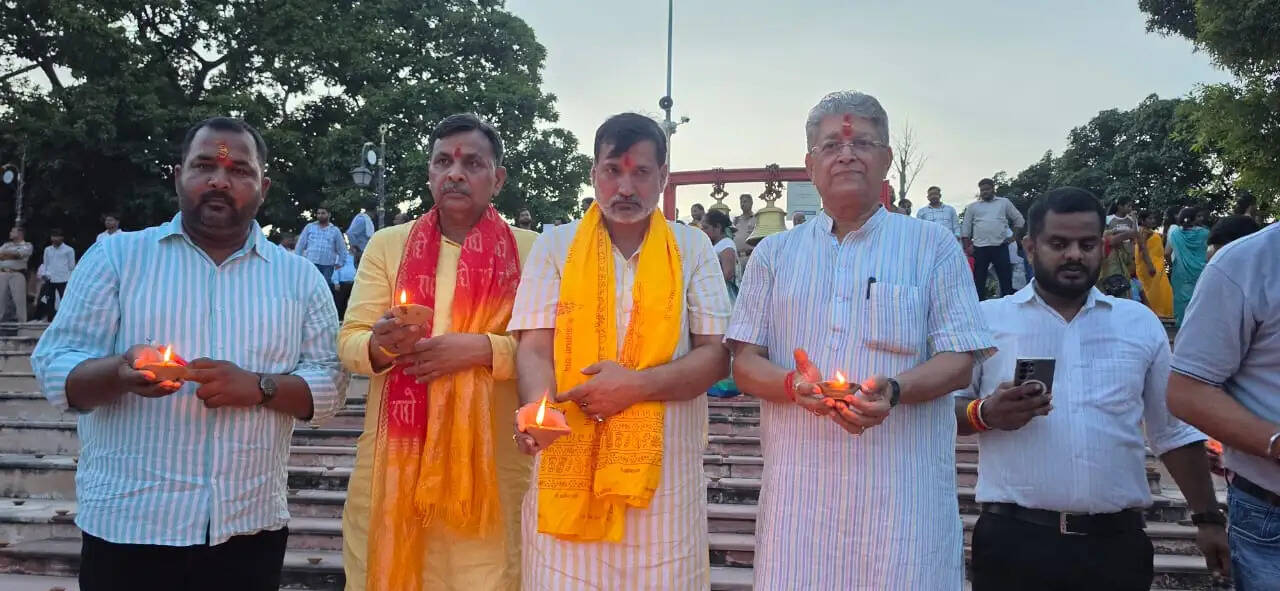 आशीर्वाद के दीपों से जगमगाई अयोध्या, विभिन्न स्थलों पर जलाए गए दीप