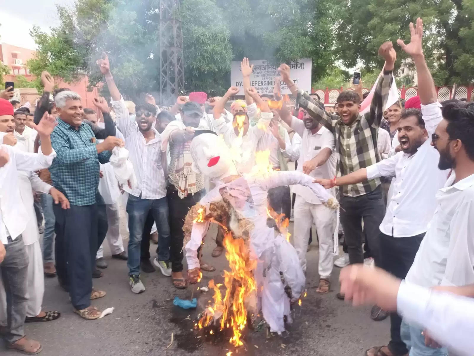 राईका बाग रेलवे स्टेशन मामले को लेकर राईका समाज का प्रदर्शन