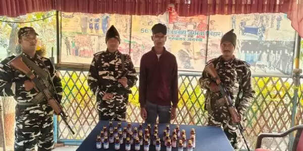 प्रतिबंधित कोडिनयुक्त कोरेक्स कफ सिरप के साथ तस्कर गिरफ्तार