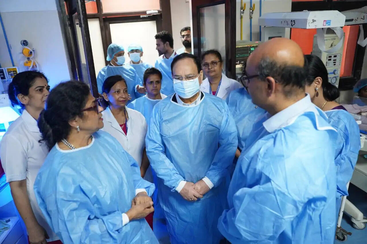 जेपी नड्डा ने की लेडी हार्डिंग मेडिकल कॉलेज और संबद्ध अस्पतालों की समीक्षा