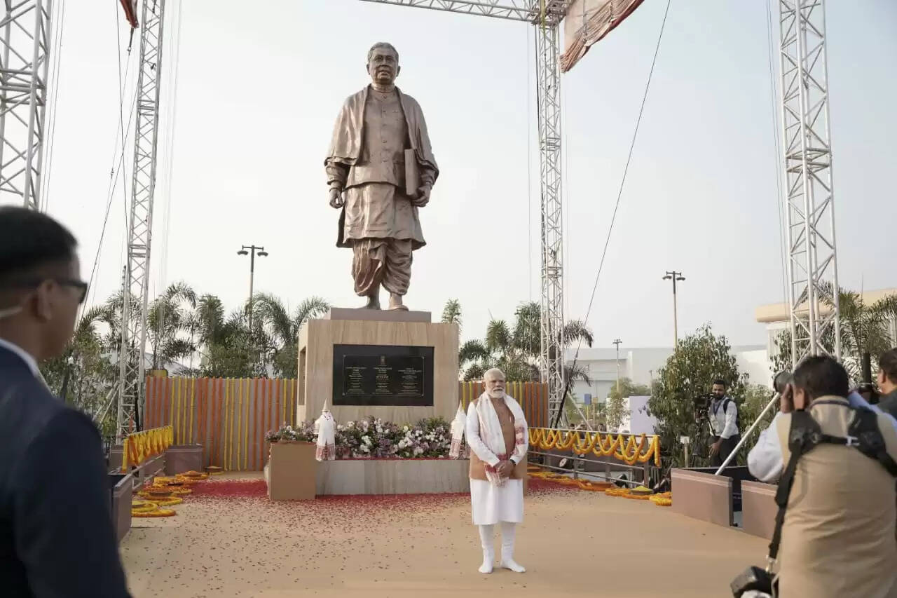 पीएम माेदी ने असम में किया 80 फीट ऊंची गोपीनाथ बरदलै की प्रतिमा का उद्घाटन
