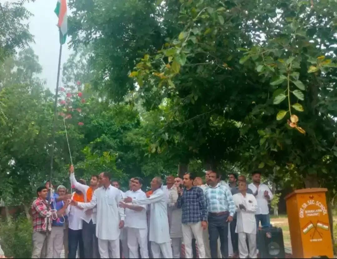 सुप्रीम कोर्ट के आदेश से बुआना लाखू में मोहित बने सरपंच, स्वतंत्रता दिवस पर फहराया तिरंगा