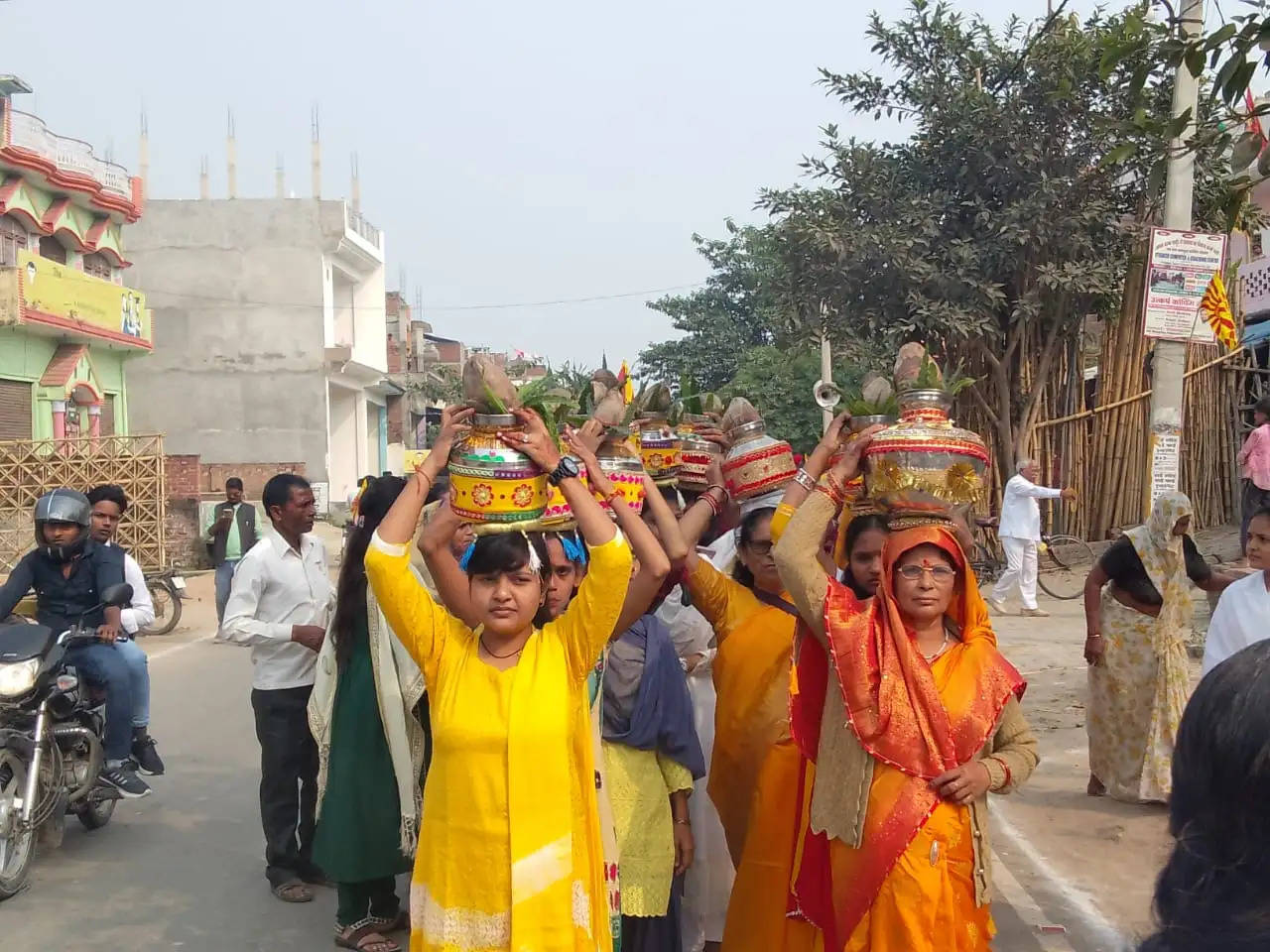 ब्रह्मकुमारी की बहनों ने निकाली शिव कलश यात्रा