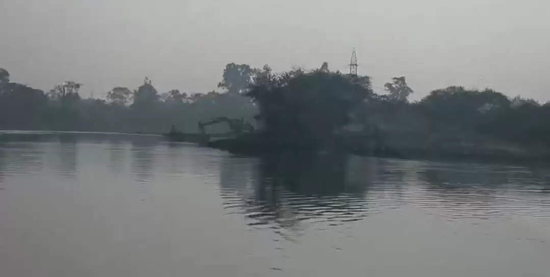 खारुन नदी तट पर अवैध रेत उत्खनन : सक्शन व चैन माउंट मशीन जब्त