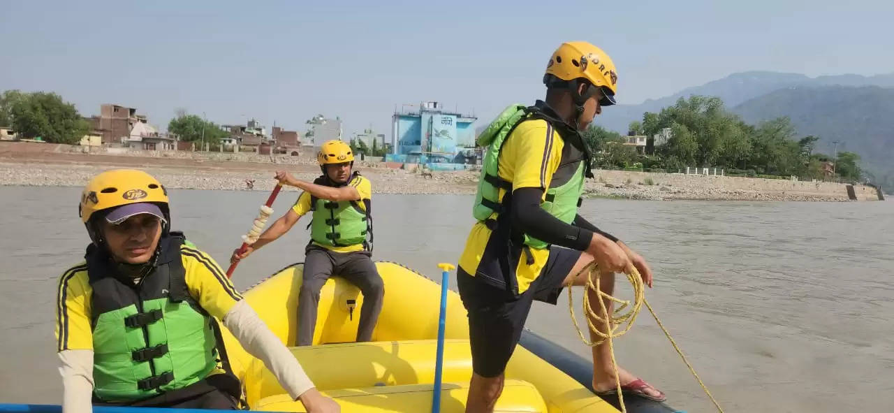 स्वामी नारायण आश्रम घाट पर पत्नी के साथ गंगा में स्नान करते समय पति डूबा, तलाश जारी