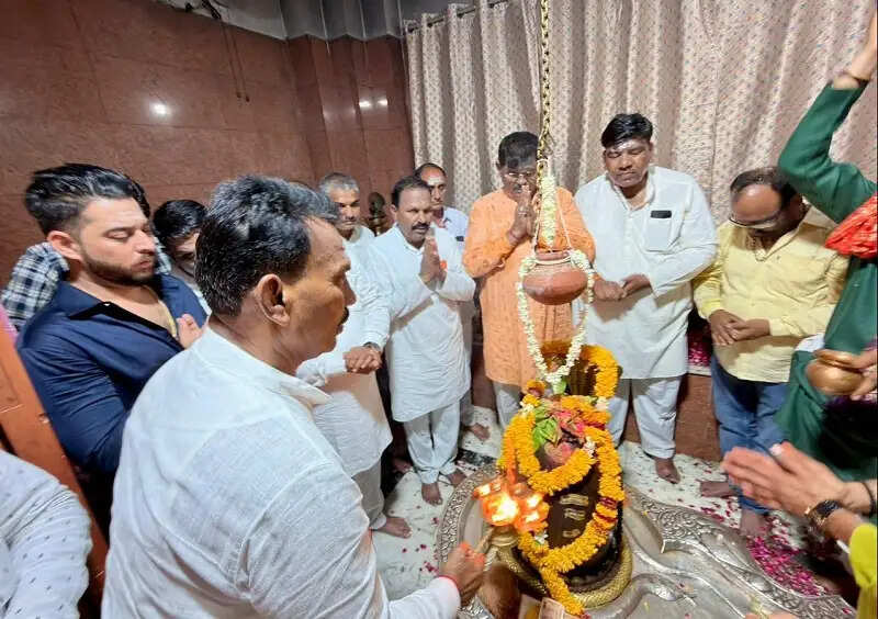 इंदौरः प्रधानमंत्री मोदी के 12 वर्ष पूर्ण होने पर मंत्री तुलसीराम सिलावट ने किया अभिषेक-पूजन