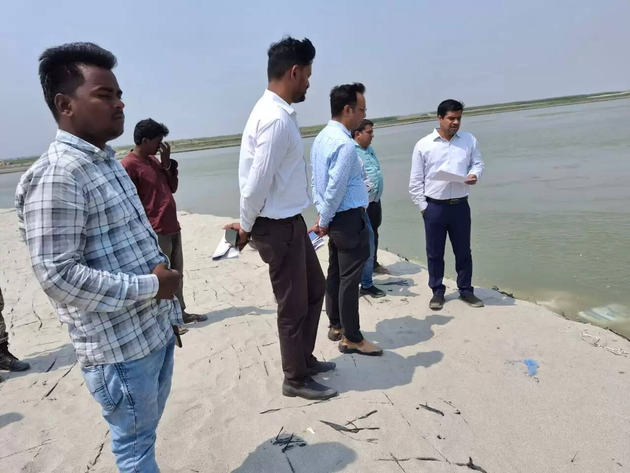 संभावित बाढ़ 2026 को लेकर डीएम सख्त, कोशी तटबंध पर चल रहे कार्यों का किया निरीक्षण