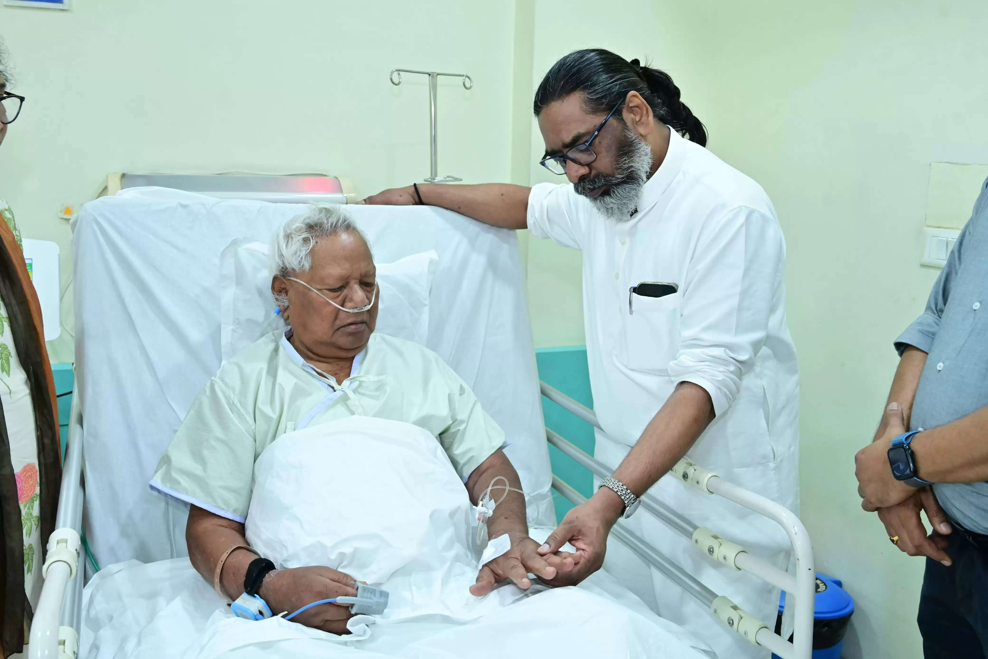 कड़िया मुंडा से मुख्यमंत्री सहित कई नेताओं ने अस्पताल में की मुलाकात, स्वास्थ्य की ली जानकारी