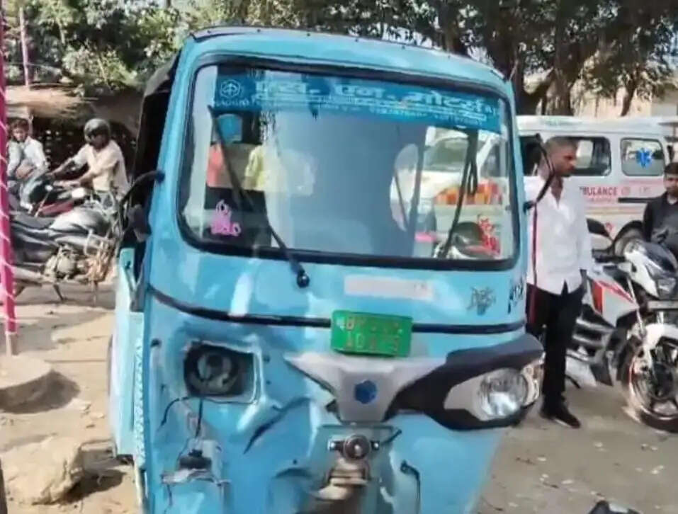 निर्मली बाजार में कार और ऑटो की टक्कर, बाइक सवार समेत पांच घायल