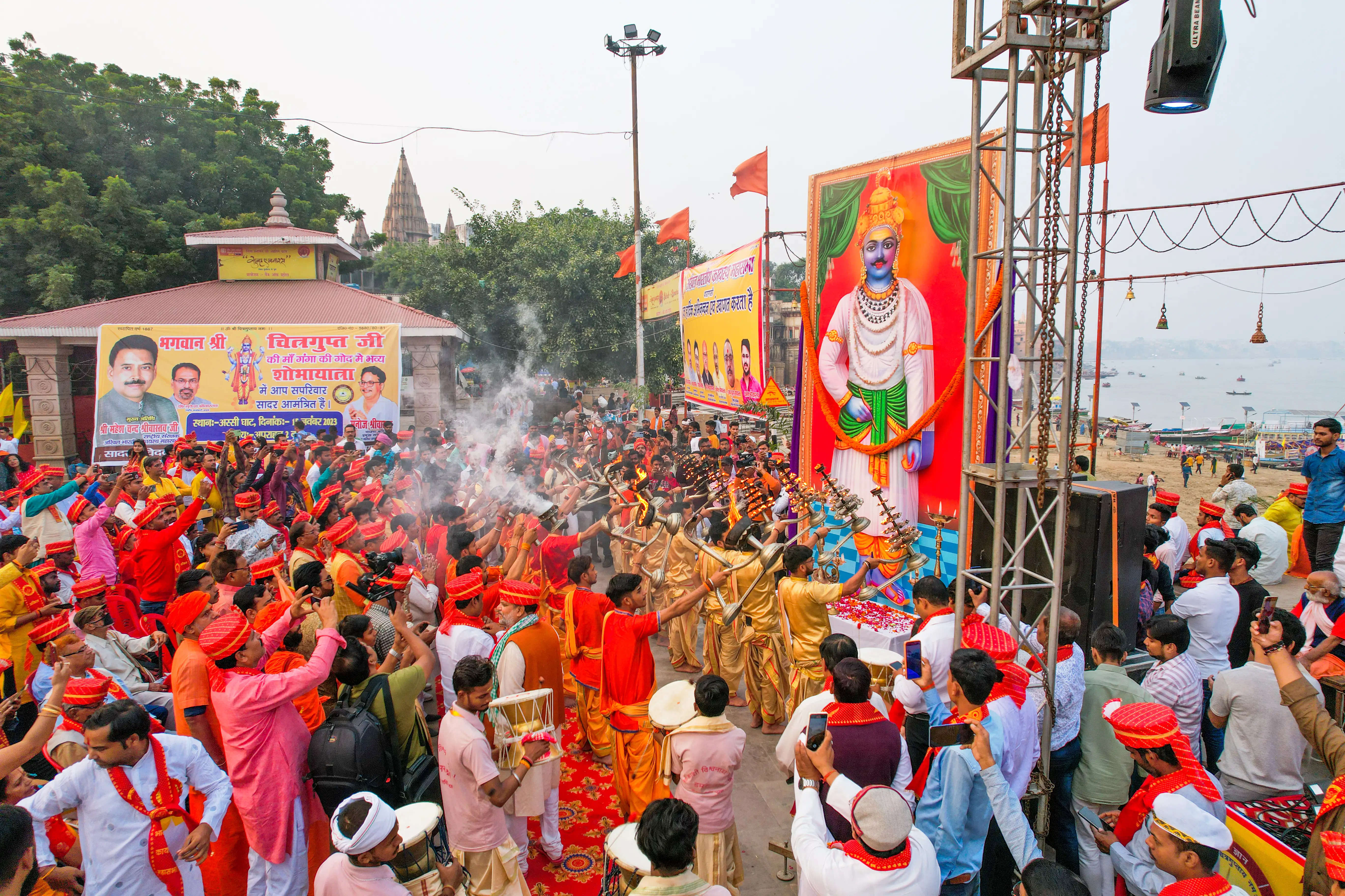 51 सुसज्जित बजड़ों पर निकली भगवान श्री चित्रगुप्त की भव्य शोभयात्रा