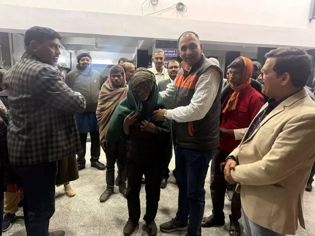 अनूपपुर: लायंस क्लब ने कुलियों का किया सम्मान, वितरण किया कंबल