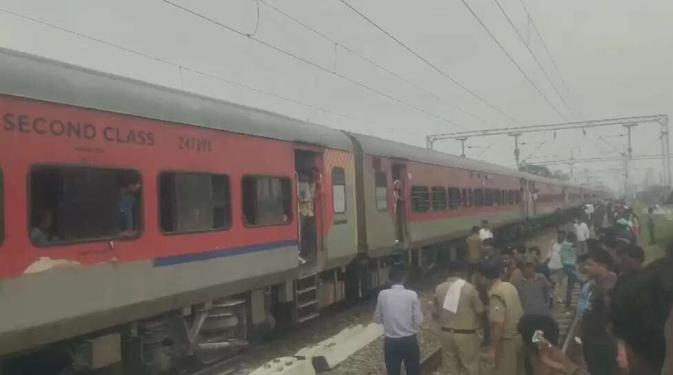 यात्री ट्रेन में लगी आग, मची अफरा-तफरी व टला बड़ा हादसा