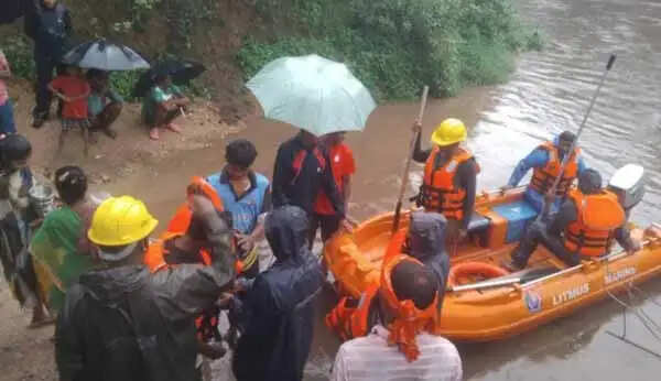 नगर सेना की टीम ने उपचार के लिए बीमार ग्रामीणों को सुरक्षित नदी पार कराया