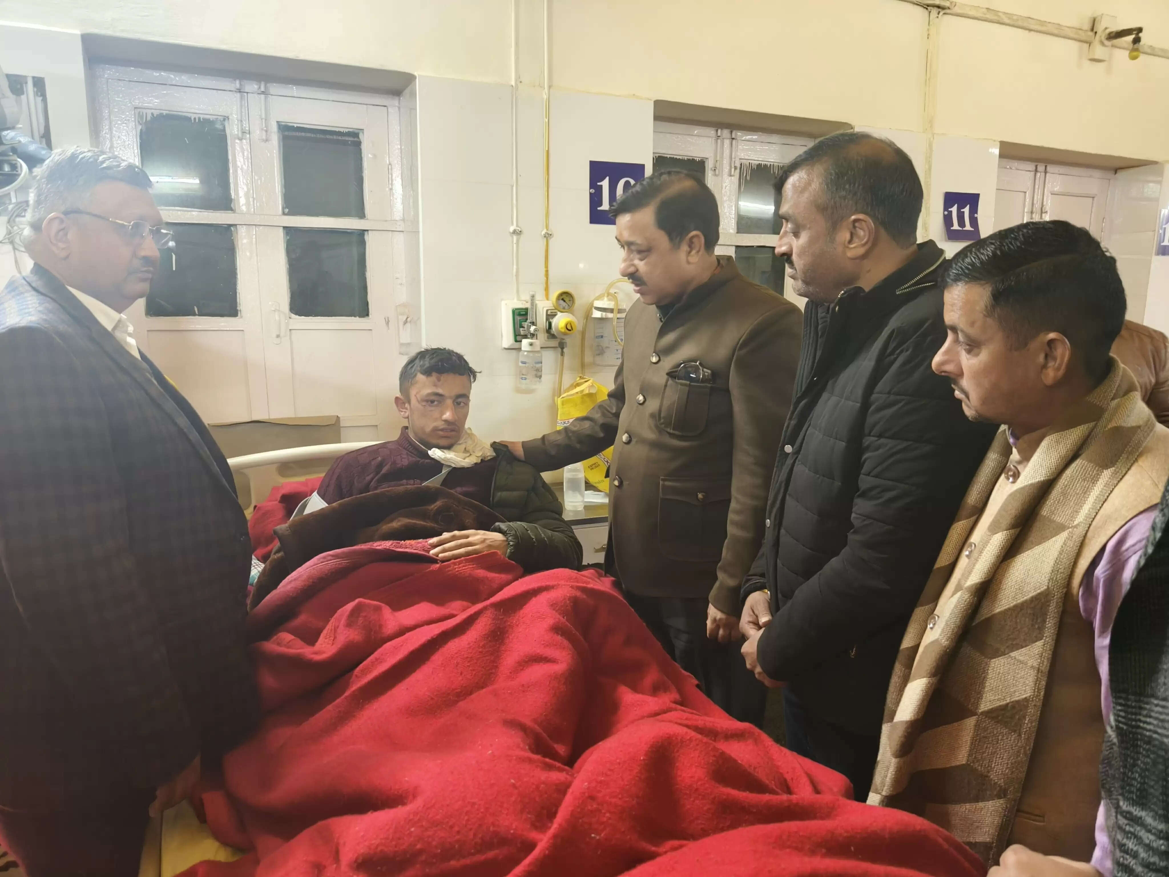 हरिपुरधार बस हादसा: सांसद सुरेश कश्यप ने नाहन में घायलों का हाल जाना