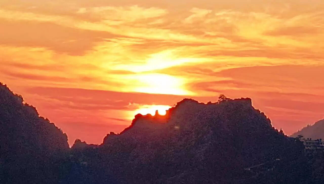 फोटो फीचरः स्वर्णिम-रक्तिम हुआ नीला आसमान