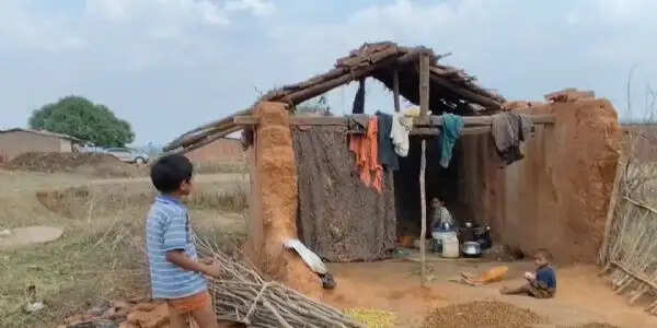 बलरामपुर : बीते वर्ष बारिश से गिरा कच्चा मकान, पीएम आवास योजना का लाभ नहीं मिलने से कोरवा जनजाति परिवार हो रहा परेशान