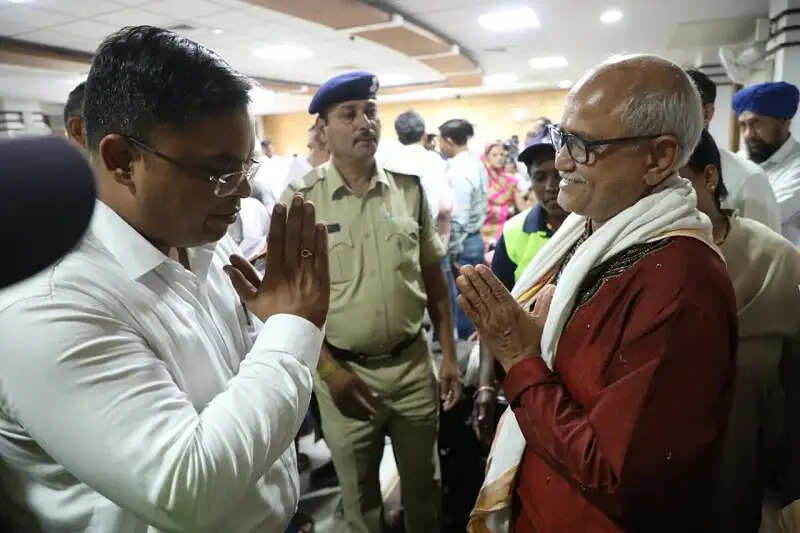 इंदौरः जनसुनवाई में प्रशासन बना आमजन का सहारा, किसी को आवास तो किसी को मिली आर्थिक सहायता