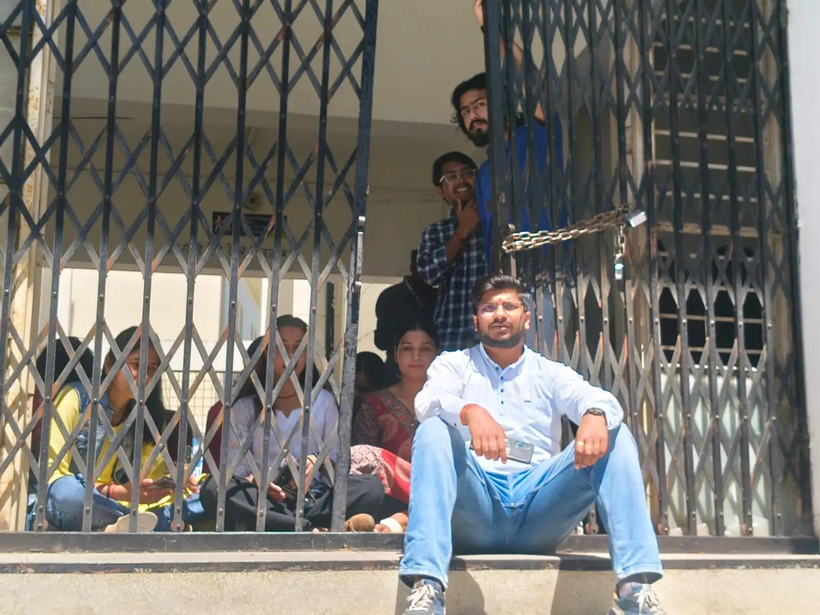 आक्रोशित छात्रों ने पौड़ी परिसर में की तालेबंदी