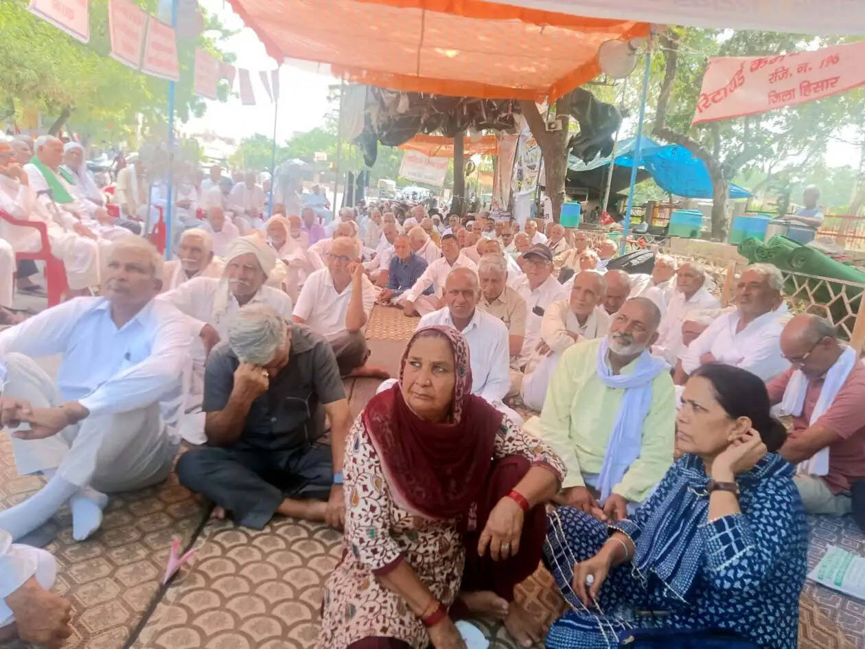 हिसार : रिटायर्ड कर्मचारियों ने जिला मुख्यालय पर शुरू किया 24 घंटे का महापड़ाव