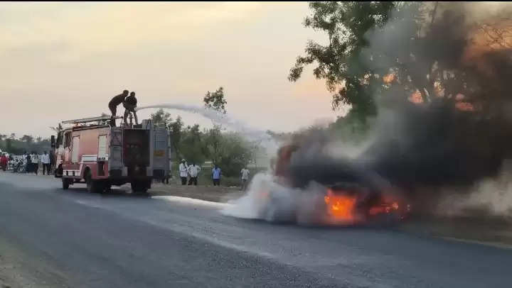 चलती कार में शॉर्ट सर्किट से लगी आग, चालक सुरक्षित