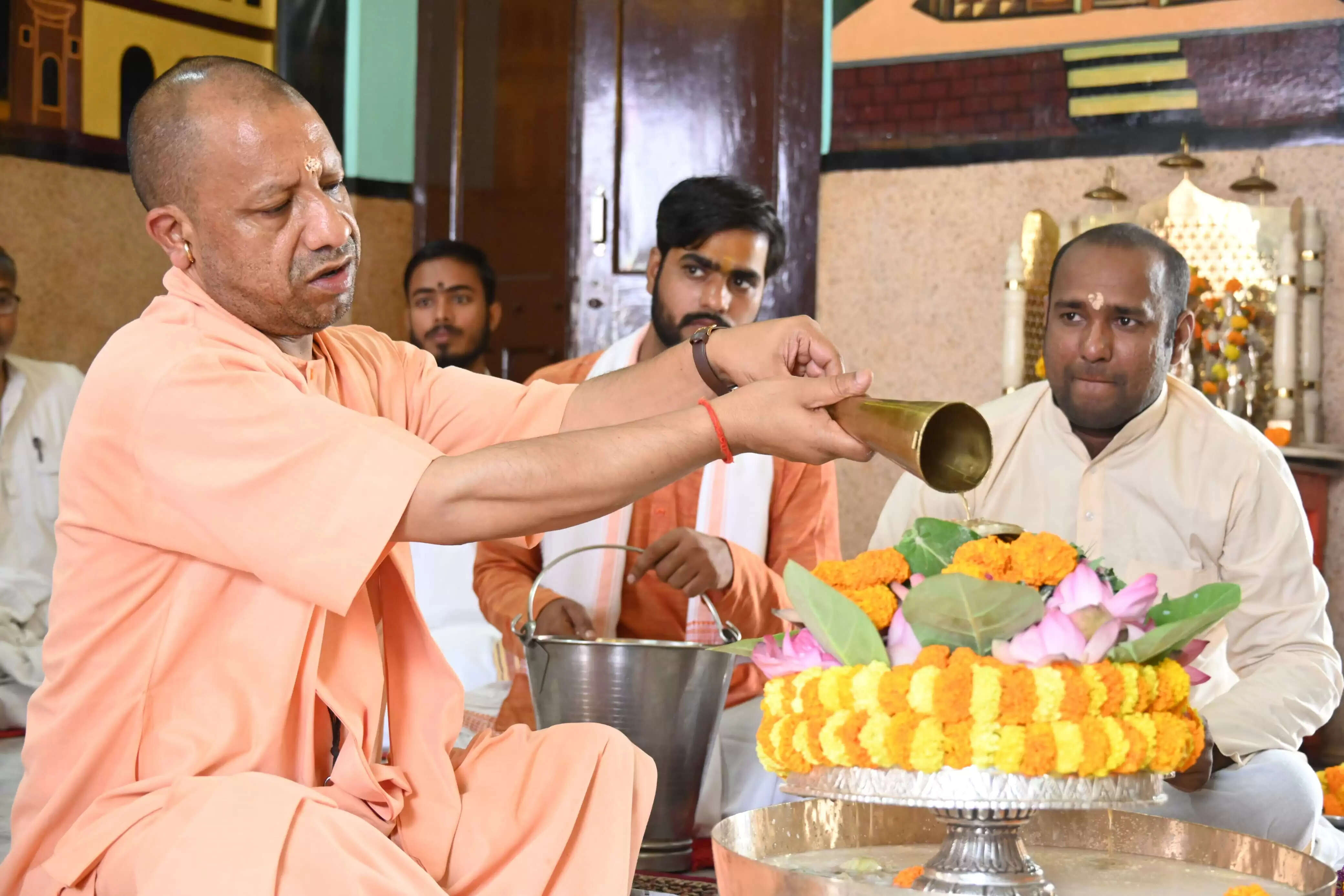 रुद्राभिषेक कर मुख्यमंत्री योगी ने की चराचर जगत के कल्याण की कामना