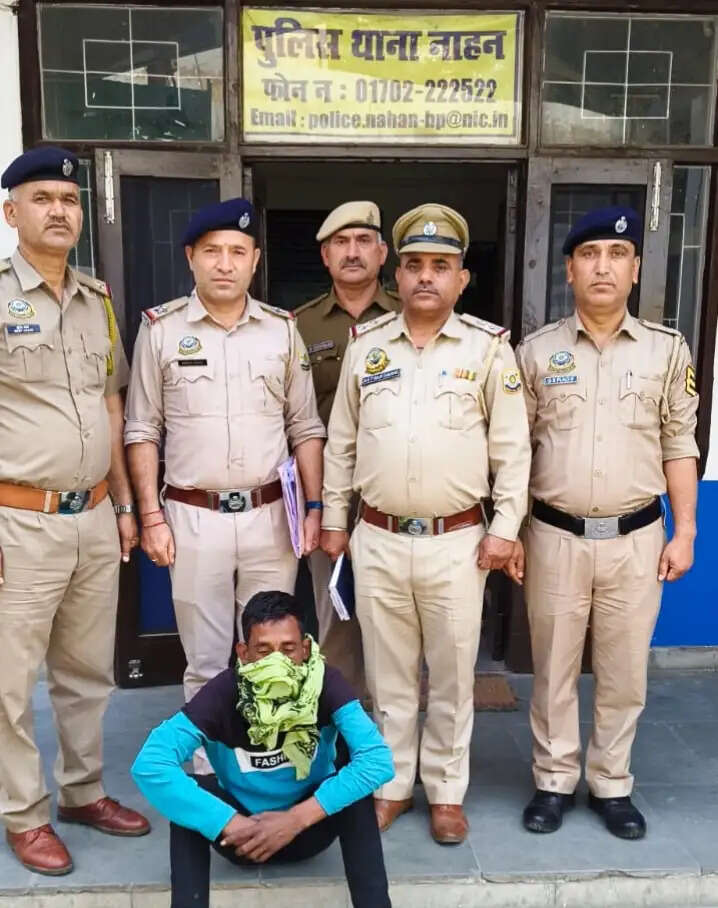 नाहन निवासी प्रतिबंधित कैप्सूल्स और गोलियों के साथ पकड़ा