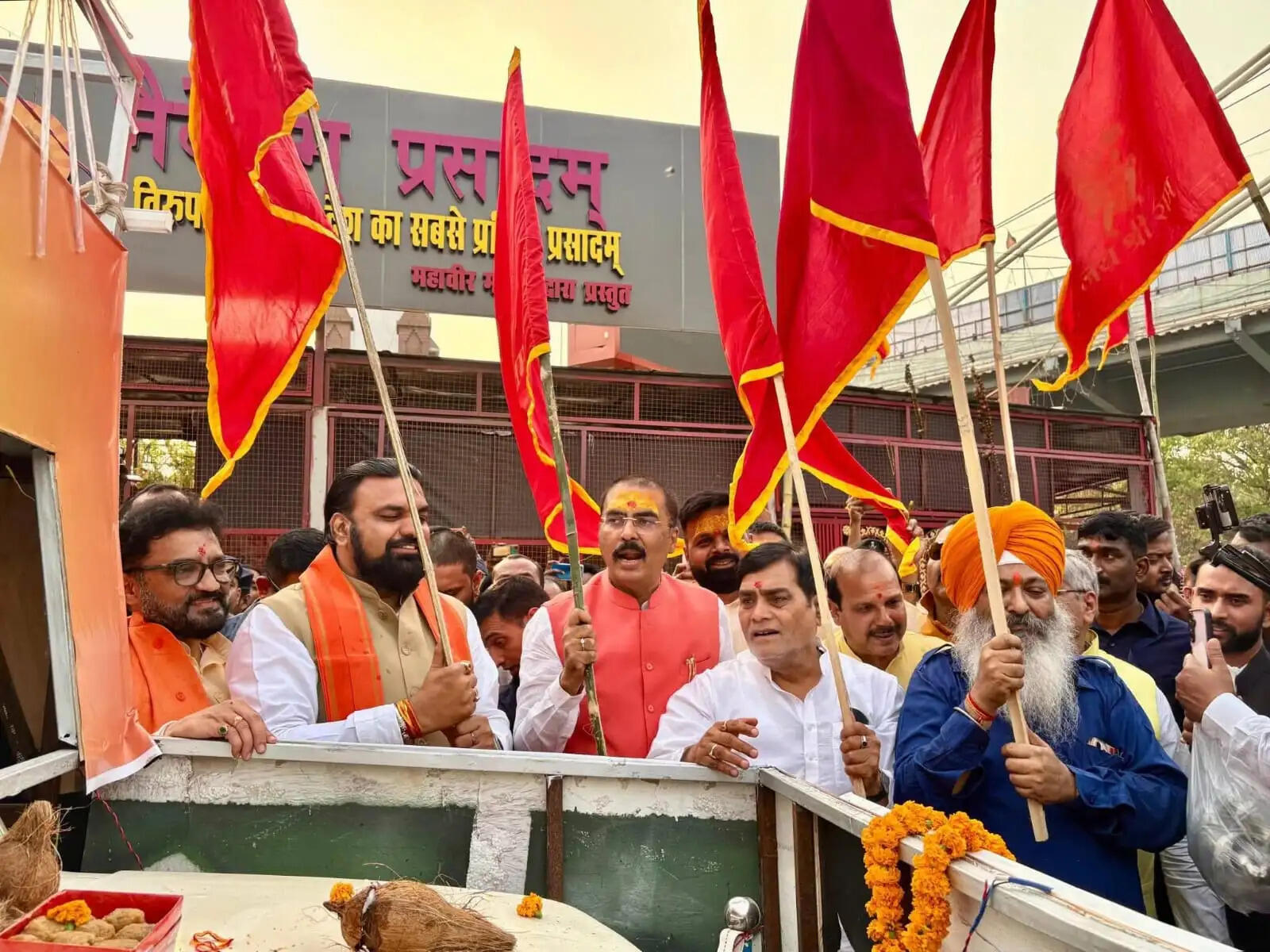 चैत्र नवरात्रि के पहले दिन महावीर मंदिर पहुंचे भाजपा के प्रदेश अध्यक्ष, लिया आशीर्वाद