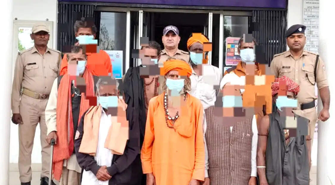 ऑपरेशन कालनेमी के तहत पुलिस की कार्रवाई, साधु के वेश में घूम रहे नौ ढोंगी बाबा हिरासत में